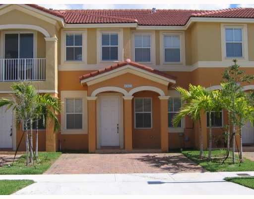 NICE TOWNHOUSE IN BLUEWATERS